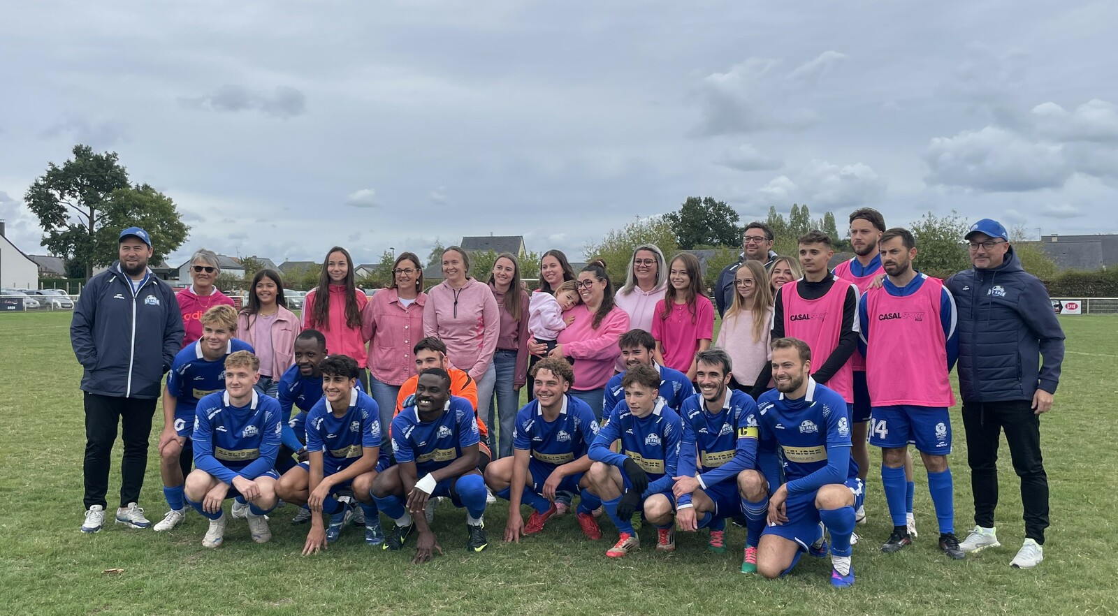 L'US ARON ET SES SUPPORTRICES EN ROSE