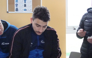 Pierre vérifie les statistiques des attaquants  adverses