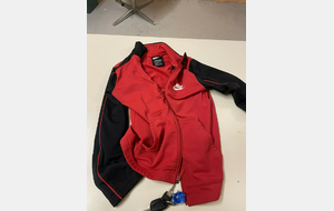 veste survétement NIKE XS trouvé à Louis bouillet